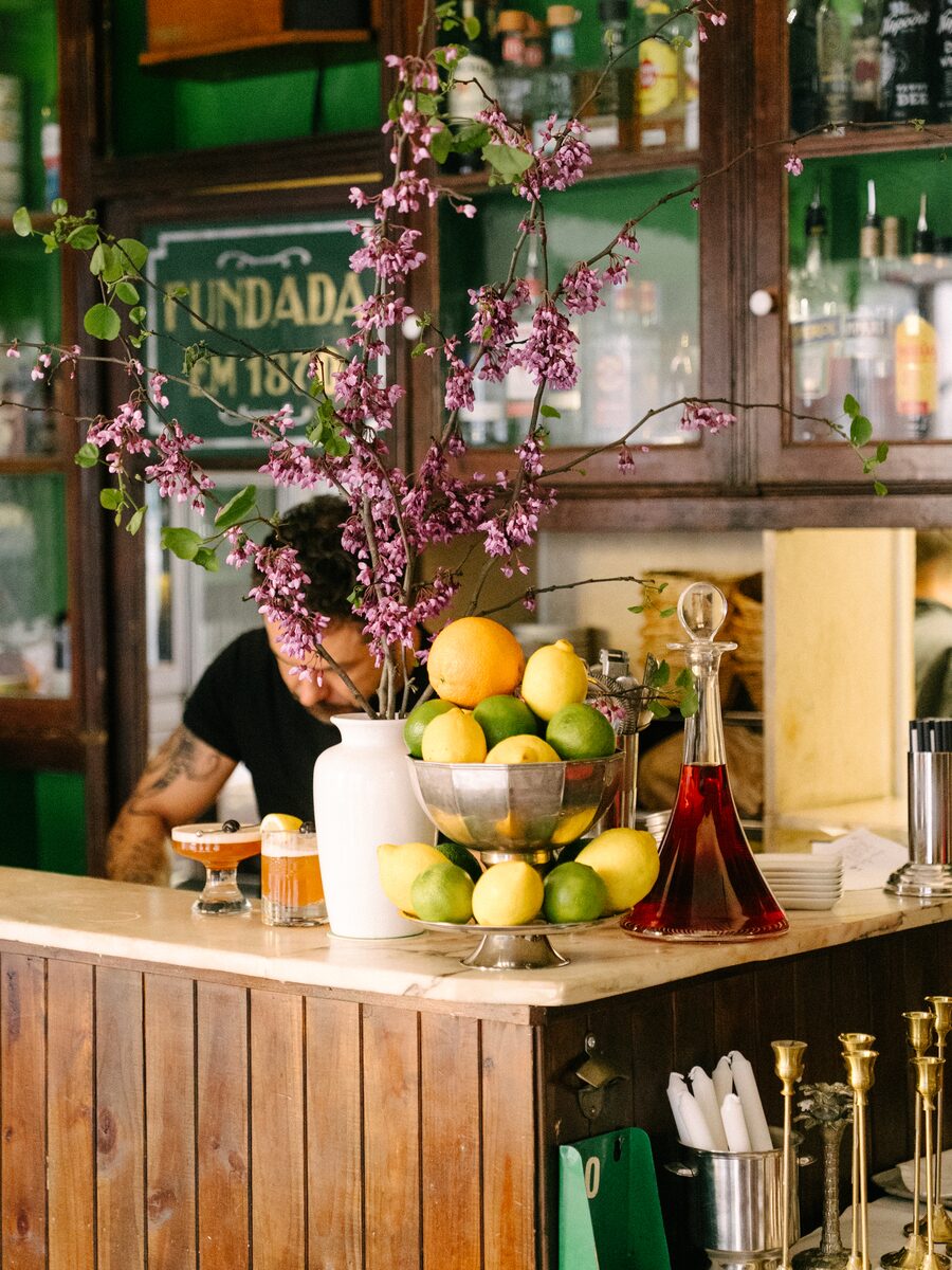 Cocktails, com limões e ramos em flor